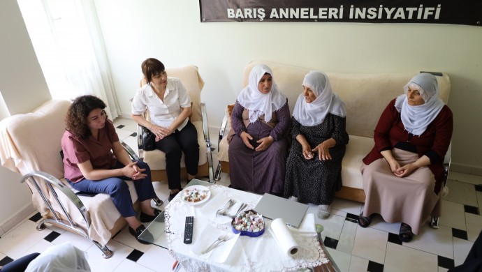 DEM Parti Kadın Meclisi’nden Barış Anneleri’ne ziyaret