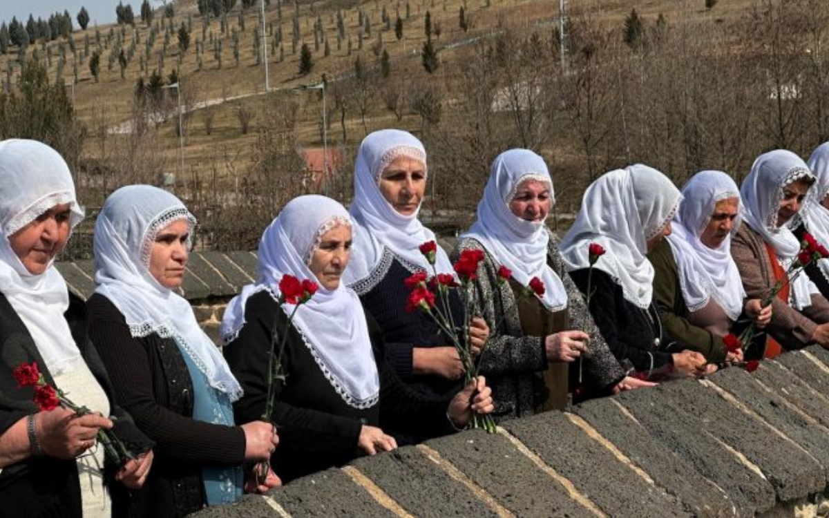 İHD’den ‘barışa giden yol’ buluşması: Asker ve PKK’lilerin aileleri Diyarbakır’da bir araya gelecek