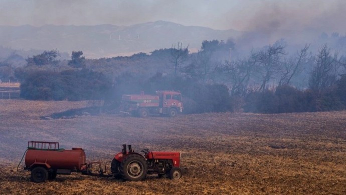 Foça’da yangın büyüyor: 20 ev boşaltıldı