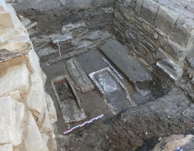 Fransa’da 400 yıldır unutulmuş mühürlü bir mezar odası keşfedildi