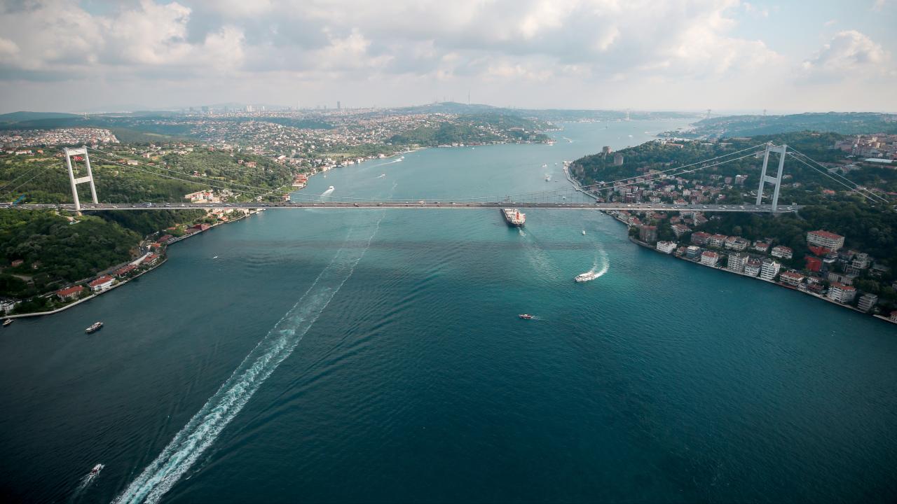 Yarış nedeniyle İstanbul Boğazı’nda gemi trafiği durduruldu