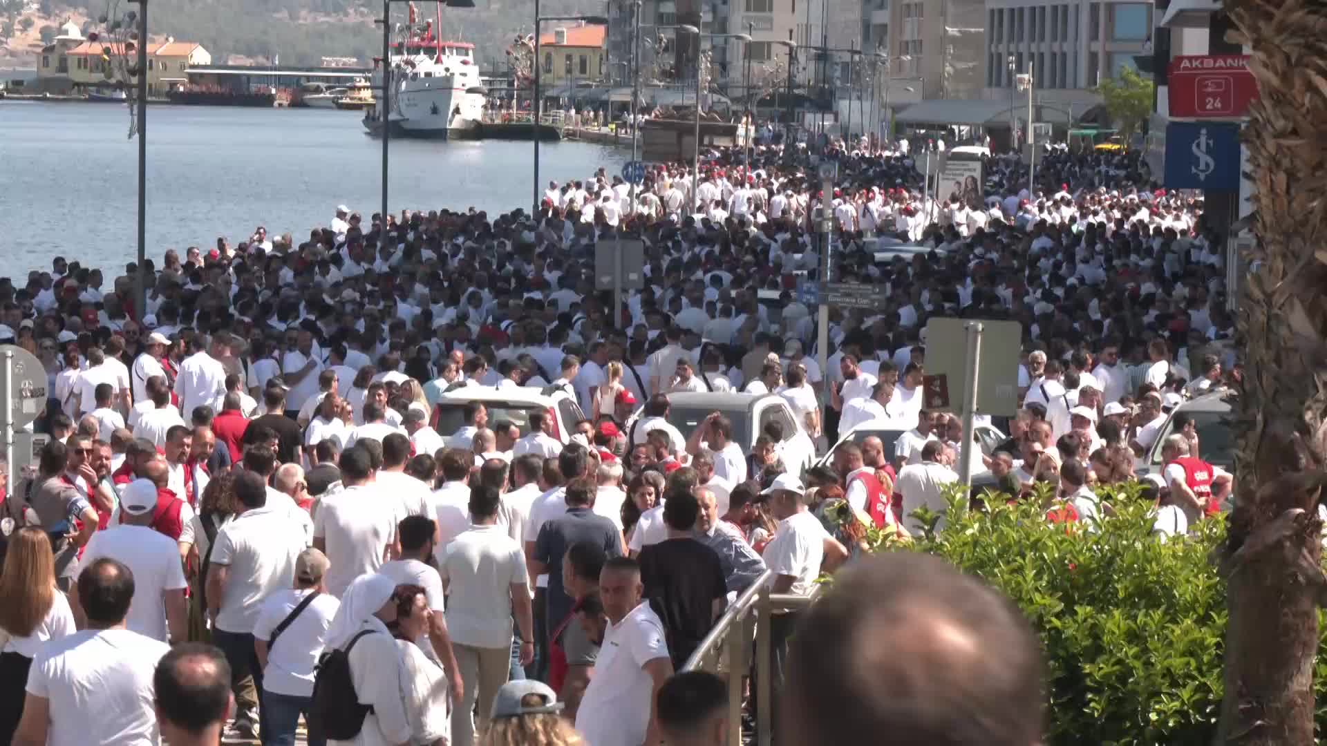 İzmir’de grevdeki işçiler grev kırıcılığına karşı yürüdü