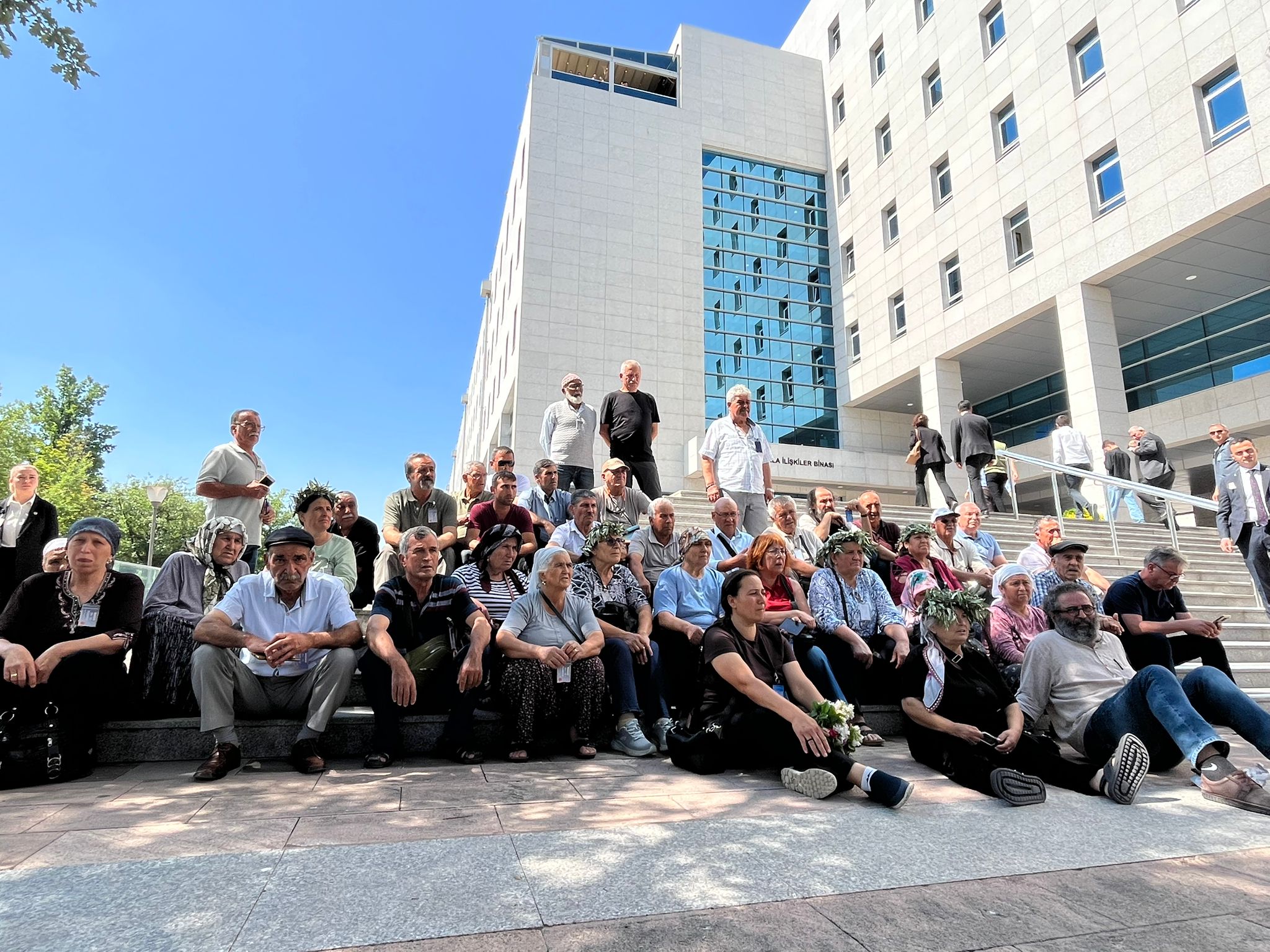 Zeytinlik alanlarda madencilik yasası teklifi Meclis komisyonunda: Dışarıda protesto, komisyonda arbede