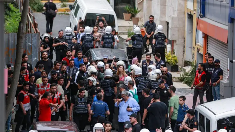 İstanbul Onur Yürüyüşü’nde gözaltına alınan 55 kişi İstanbul Adliyesi’ne sevk edildi