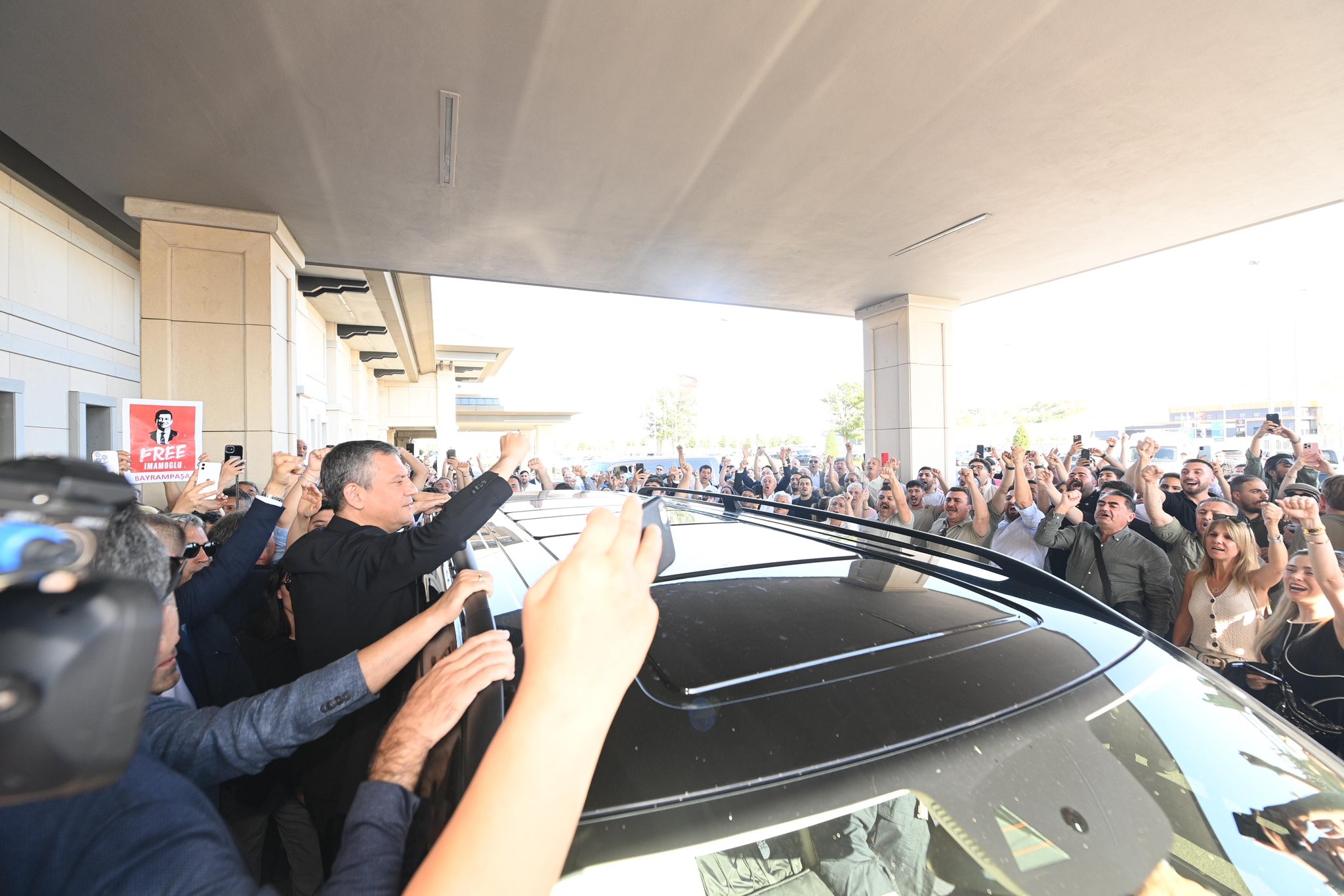 Yurt dışından dönen Özgür Özel’i, İstanbul Havalimanı’nda partililer karşıladı