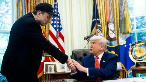Musk ve Trump arasındaki gerilim büyüyor: Tesla hisseleri de düşüşe geçti