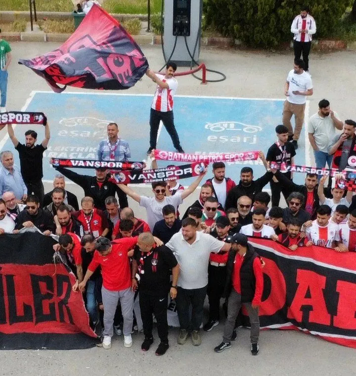 Vanspor ve Batman Petrolspor’dan final mücadelesi: Maç öncesi dostluk görüntüleri