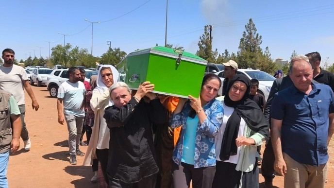 Katledilen Yaprak Türk’ün cenazesi kadınların omuzlarında taşındı
