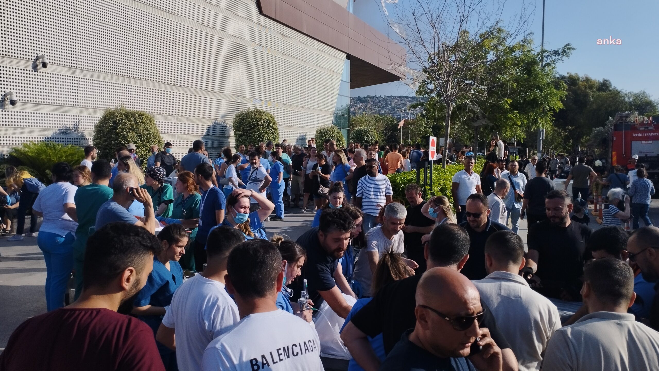 İzmir’de inşaat deposunda yangın: Bitişiğindeki hastane tahliye edildi