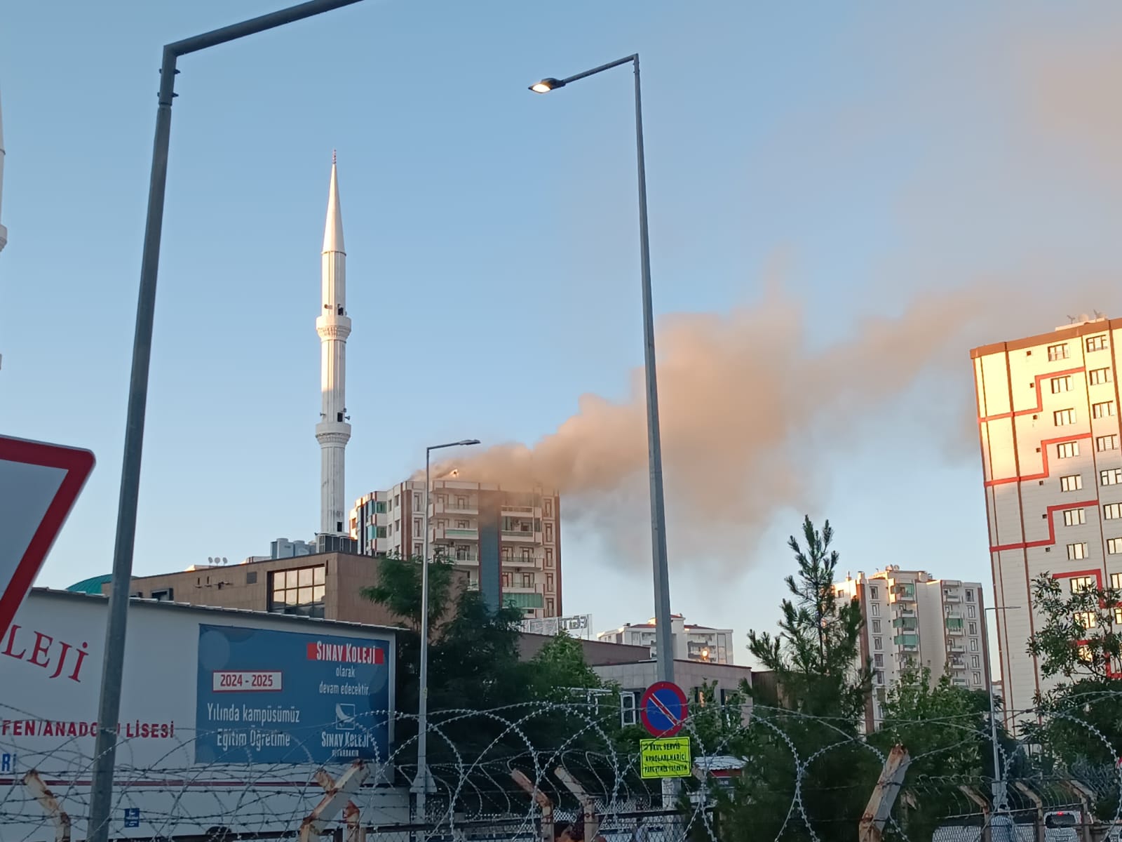 Diyarbakır’da 13 katlı binada yangın: 23 kişi hastaneye kaldırıldı