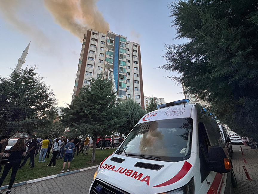 Diyarbakır’da 13 katlı binada yangın: 3’ü çocuk 4 kişi hayatını kaybetti