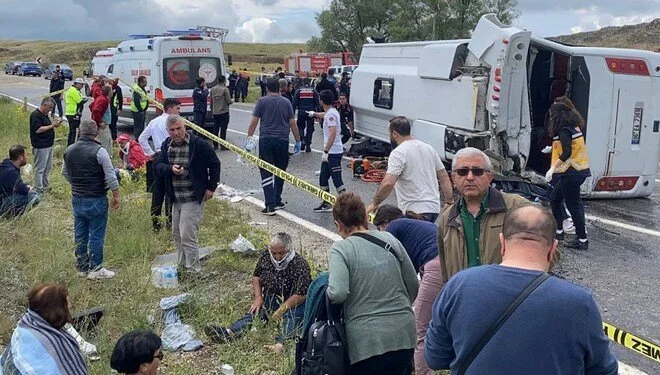Taziye evinden dönenleri taşıyan midibüs Yozgat’ta devrildi: 2 ölü, 15 yaralı