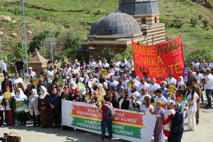 Ehmedê Xanî Türbesi’ne yürüyüş: ‘Kürtçe resmi bir statüye kavuşmalı’