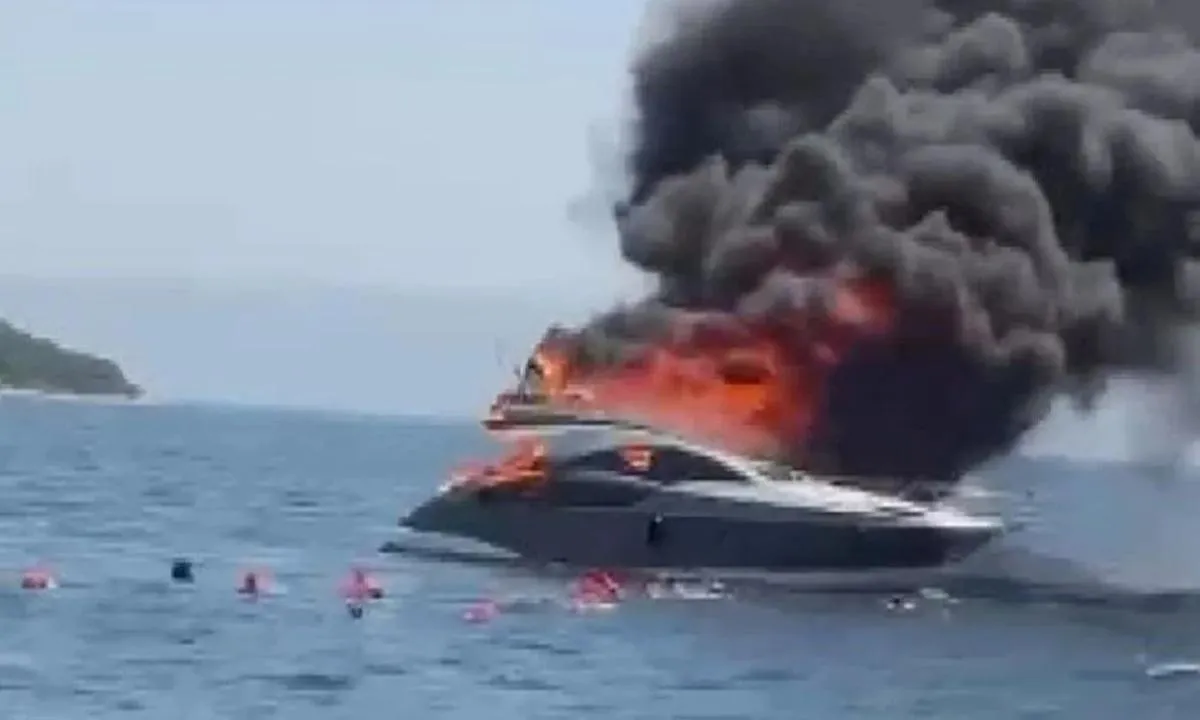 Kınalıada açıklarında teknede yangın: Kurtulmak için denize atladılar
