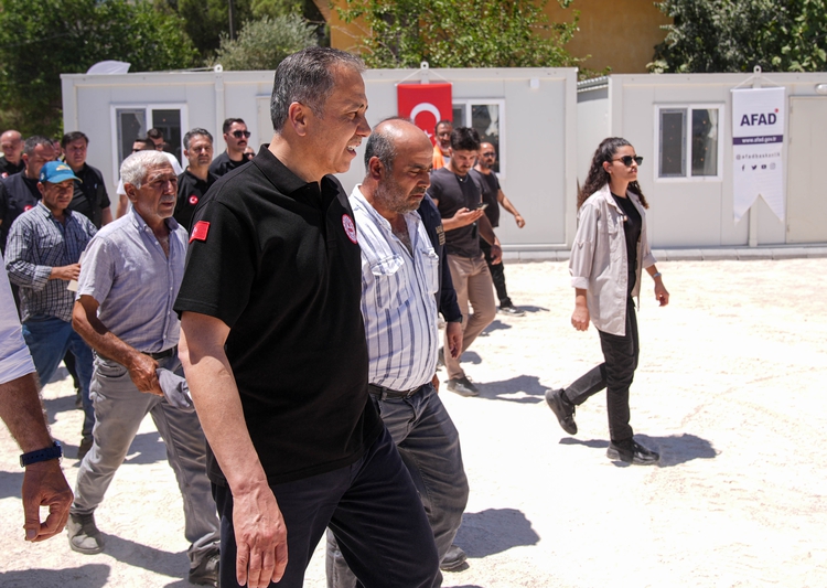 Bakan Yerlikaya’dan yangında zarar gören Ödemiş’e ziyaret