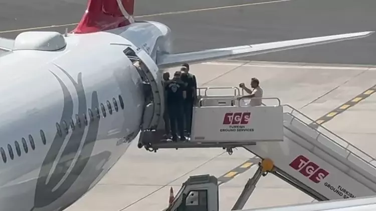 Leman Dergisi Yazı İşleri Müdürü havaalanında gözaltına alındı