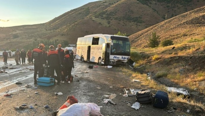 Sivas’ta yolcu otobüsü dağ yamacına çarptı: 4 ölü, 23 yaralı