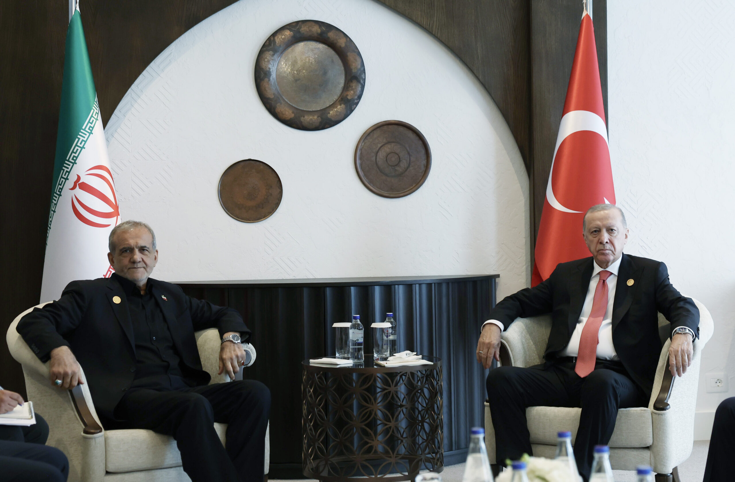 Erdoğan, İran Cumhurbaşkanı Pezeşkiyan ile görüştü