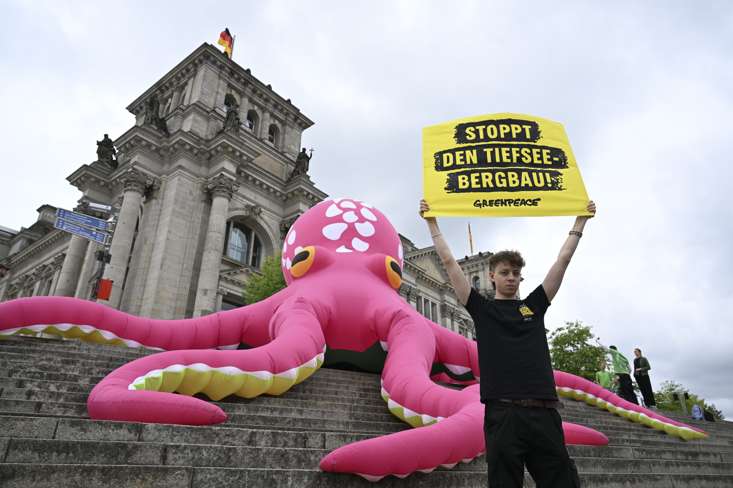 Greenpeace’den derin deniz madenciliğine karşı protesto