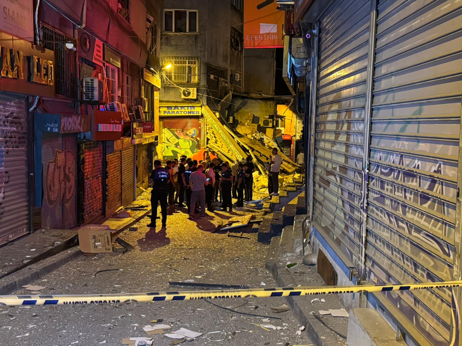 İstanbul Beyoğlu’nda patlama: Bina kısmen çöktü