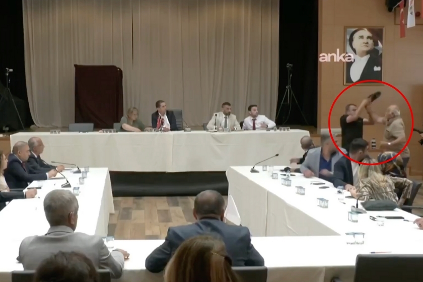 Şile Belediyesi’nde ayakkabılı protesto: Başkanvekili seçimi sırasında gerginlik yaşandı