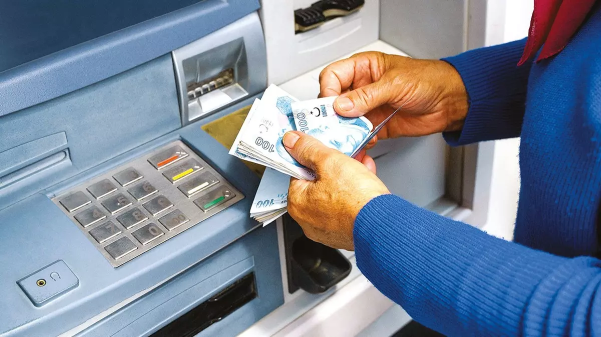 DİSK-AR: Türkiye’de emekli aylıkları dibe doğru eşitleniyor