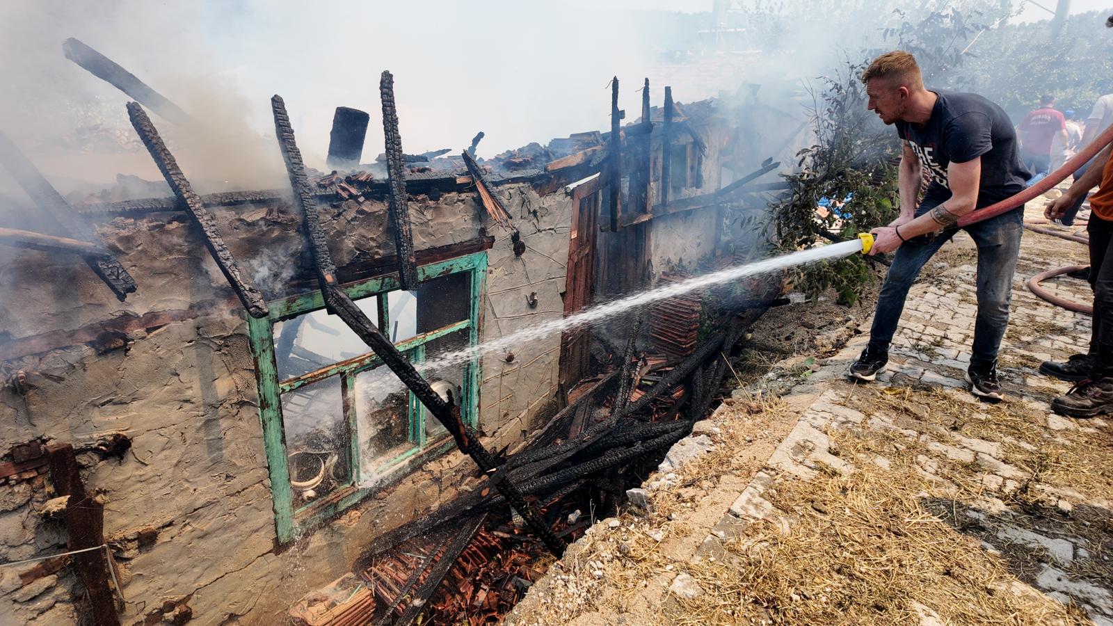  Antalya’da yangın evlere sıçradı