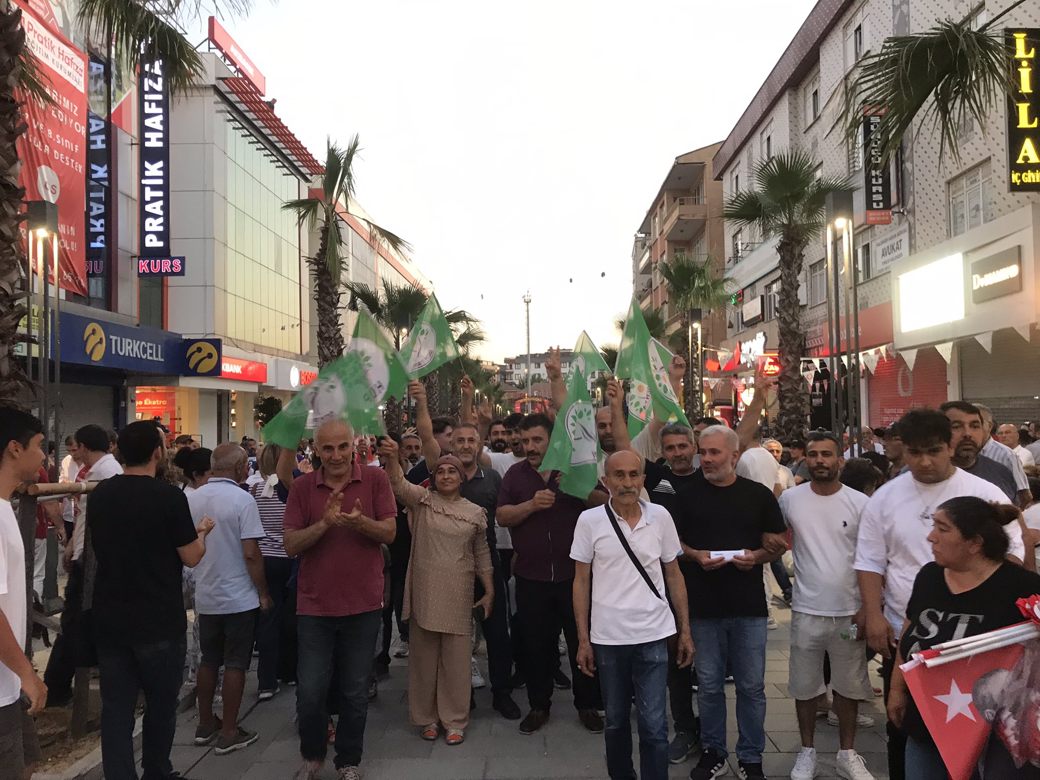DEM Parti, CHP mitinginde alkışlarla karşılandı: Halkın iradesi için yan yana geldik