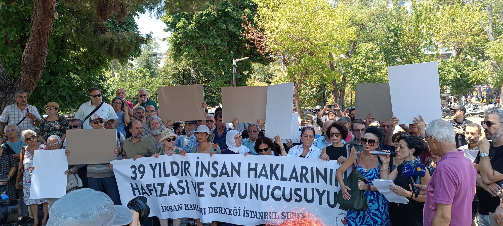 Emniyetten LGBTİ+ pankartına yasak: İHD pankartları tersine çevirerek protesto etti
