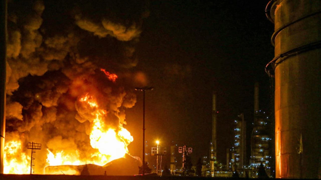 İran’ın Abadan petrol rafinerisinde yangın