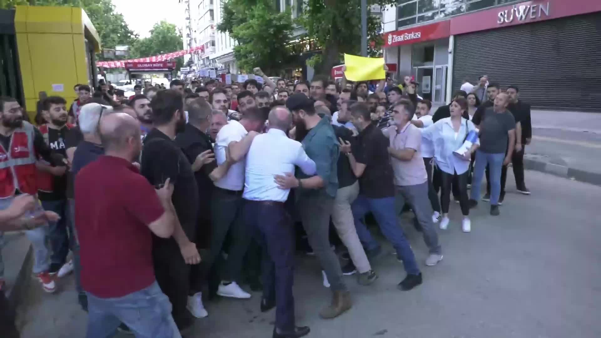 İmamoğlu’nun tutukluluğunu protesto eden CHP Ankara Gençlik Kolları’na polis müdahalesi