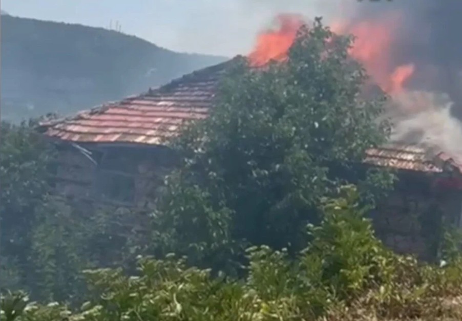  Antalya’da yangın evlere sıçradı