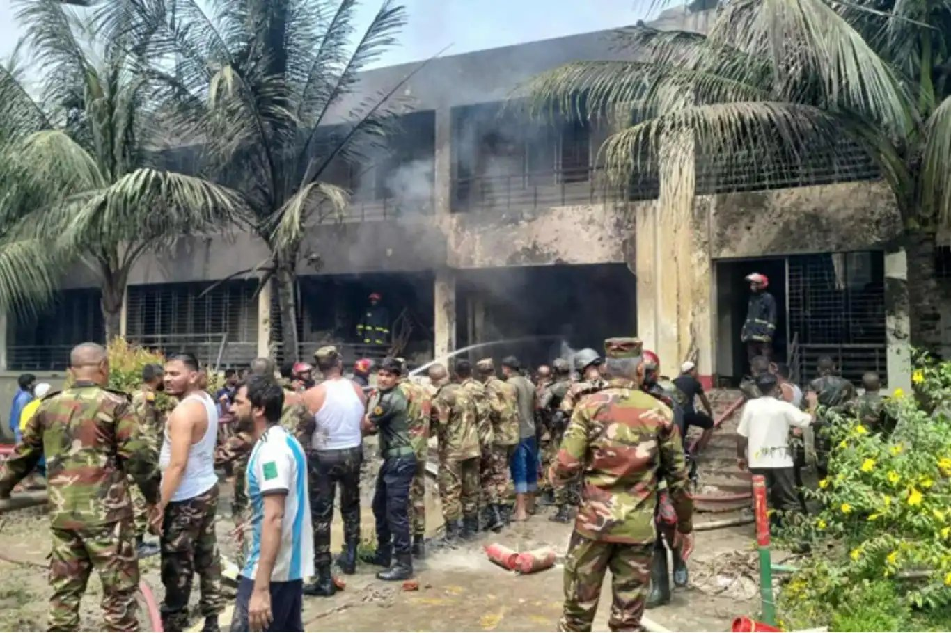 Bangladeş’te savaş jetinin okul kampüsüne çakıldığı kazada ölü sayısı 27’ye yükseldi