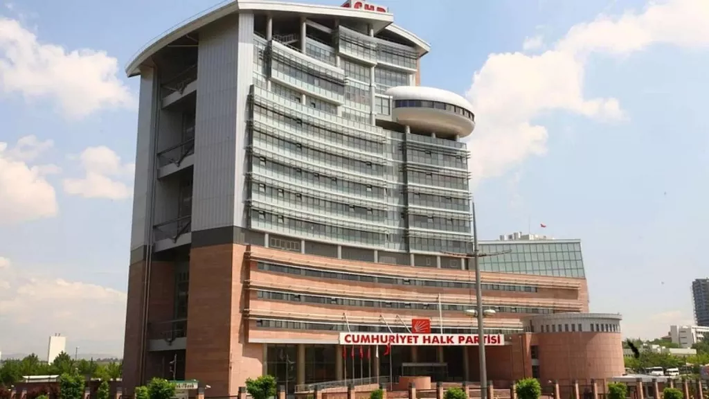 CHP’li Belediye Başkanlarının gözaltına alınmasına tepkiler: Operasyonlar siyasi yürütülüyor