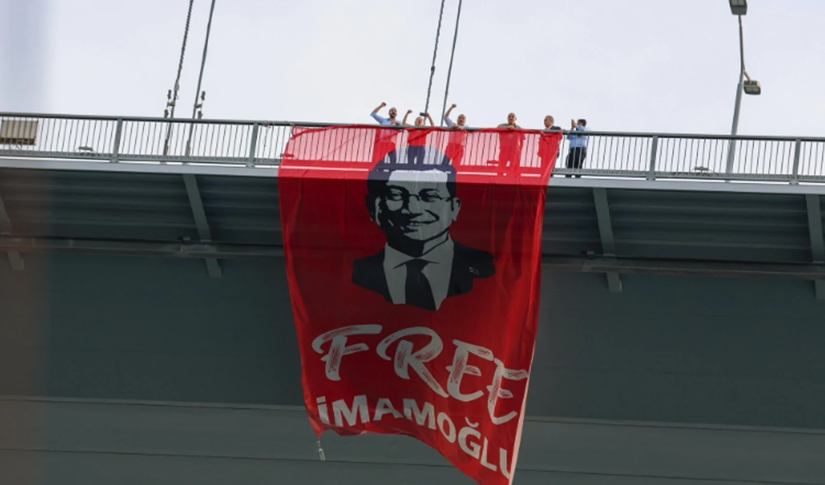‘Free İmamoğlu’ pankartı asan CHP’li vekillere fezleke