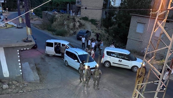 Hakkari’de maden gerginliği: 3 köylü tutuklandı, köylüler valilik önünde tepki gösterdi