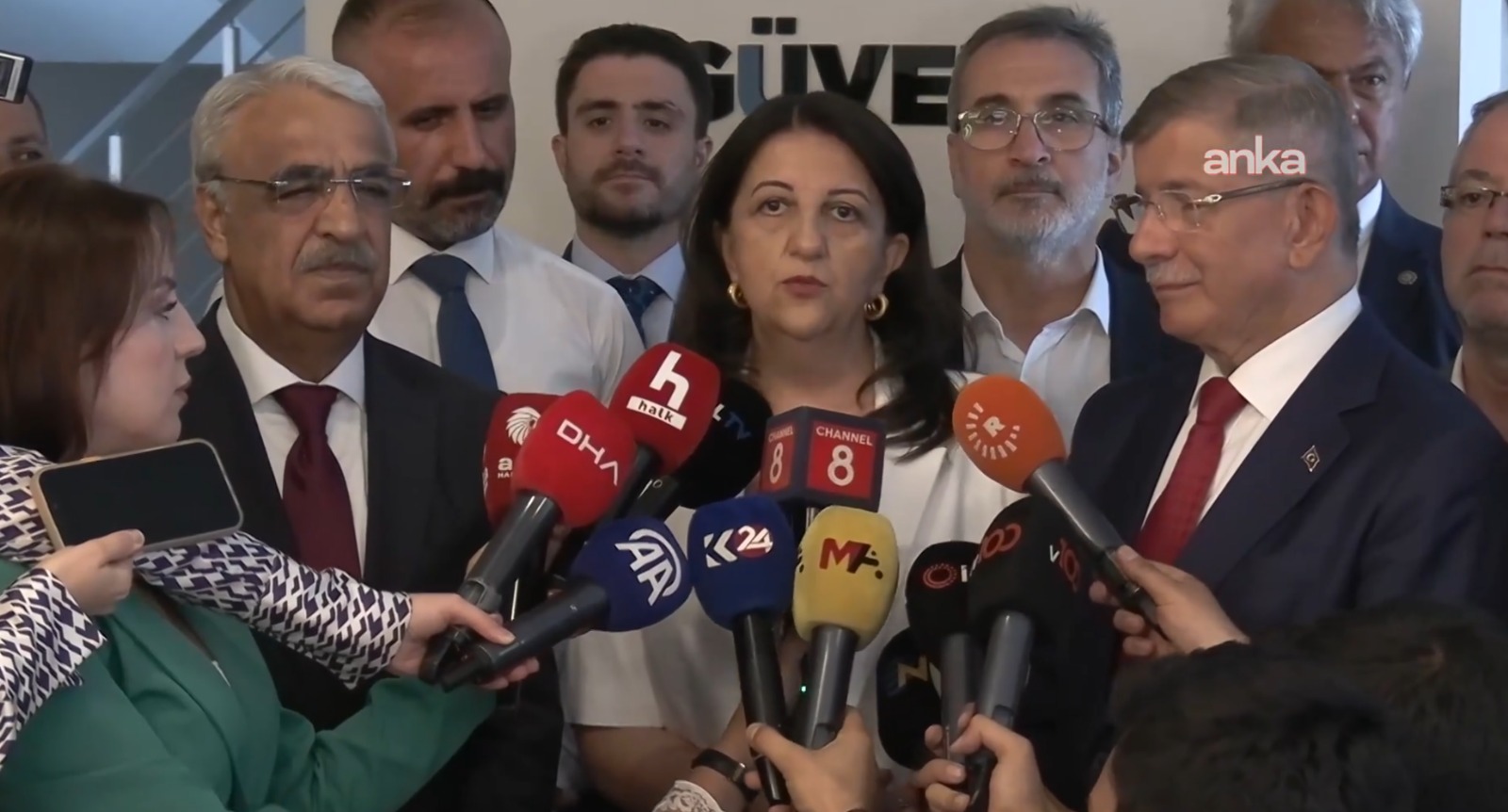 İmralı Heyeti Davutoğlu ile bir araya geldi