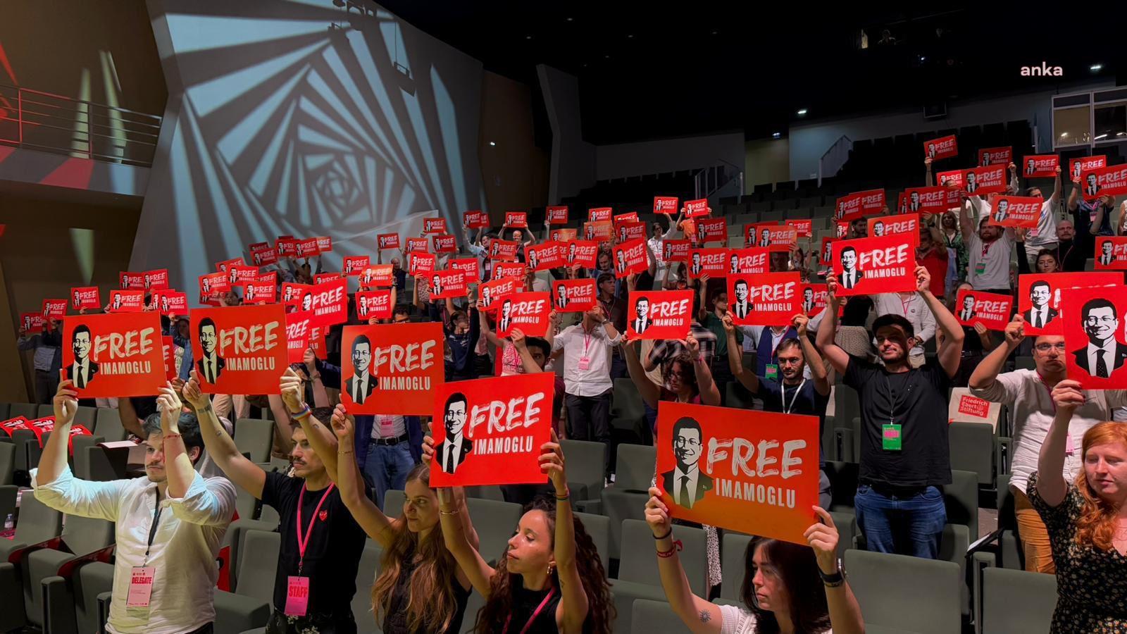 Paris’teki Genç Avrupalı Sosyalistler Kongresi’nde ‘Free İmamoğlu’ dövizi kaldırıldı