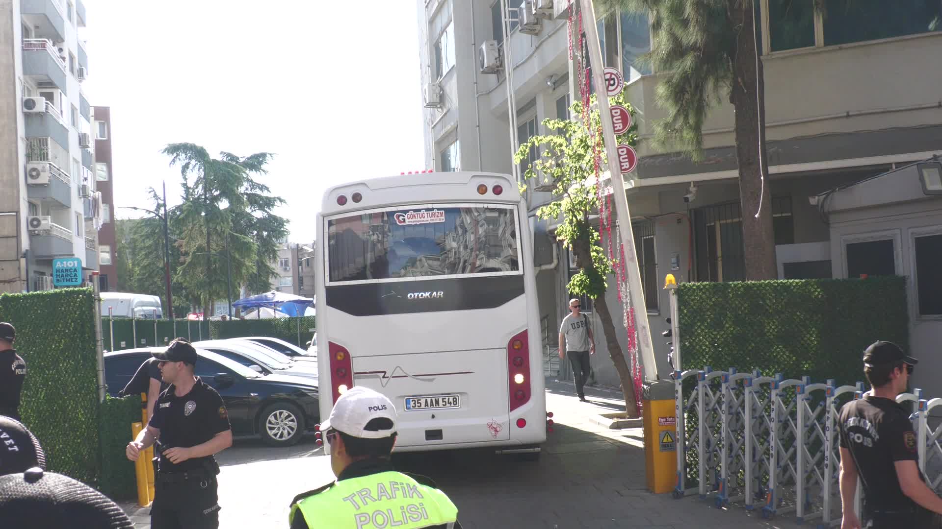İzmir Büyükşehir Belediyesi soruşturmasında 10 kişi hastaneye sevk edildi