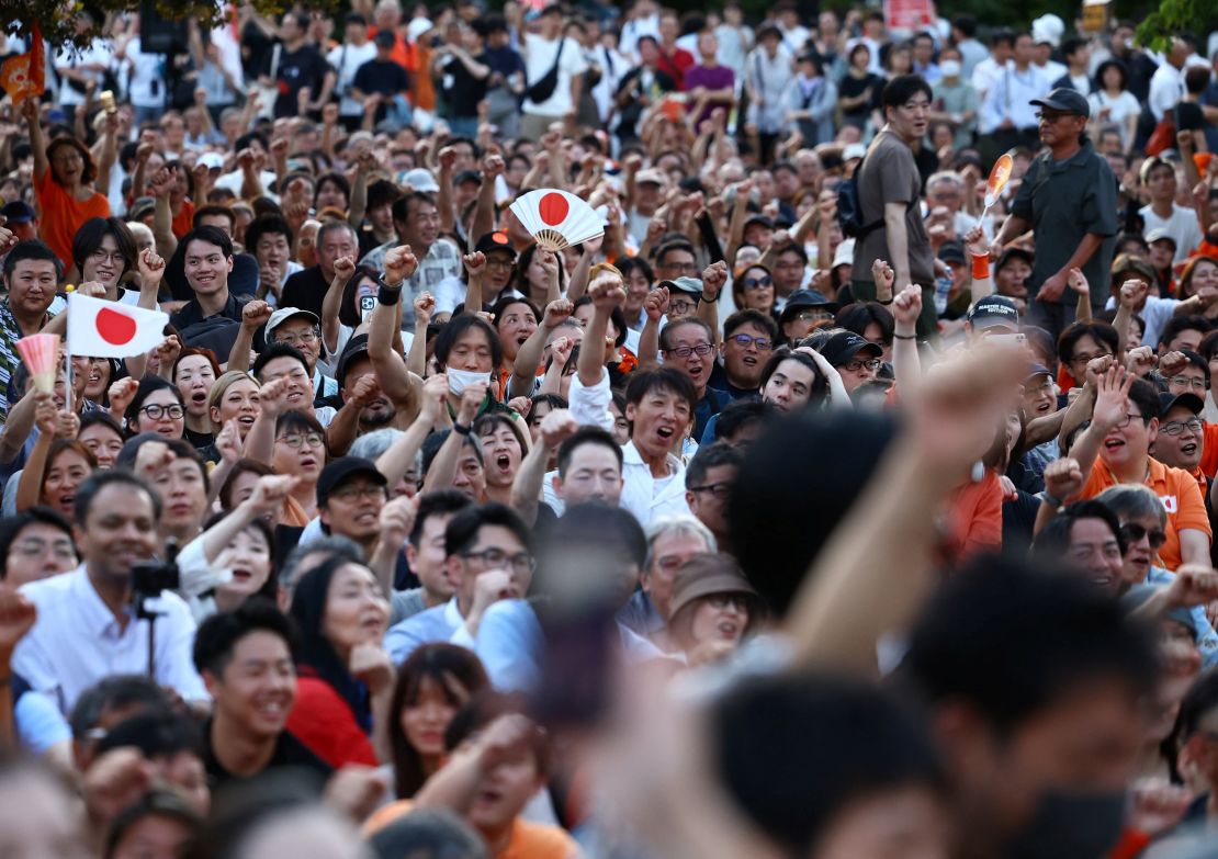 Japonya’da aşırı sağcı parti sandalye sayısını artırdı