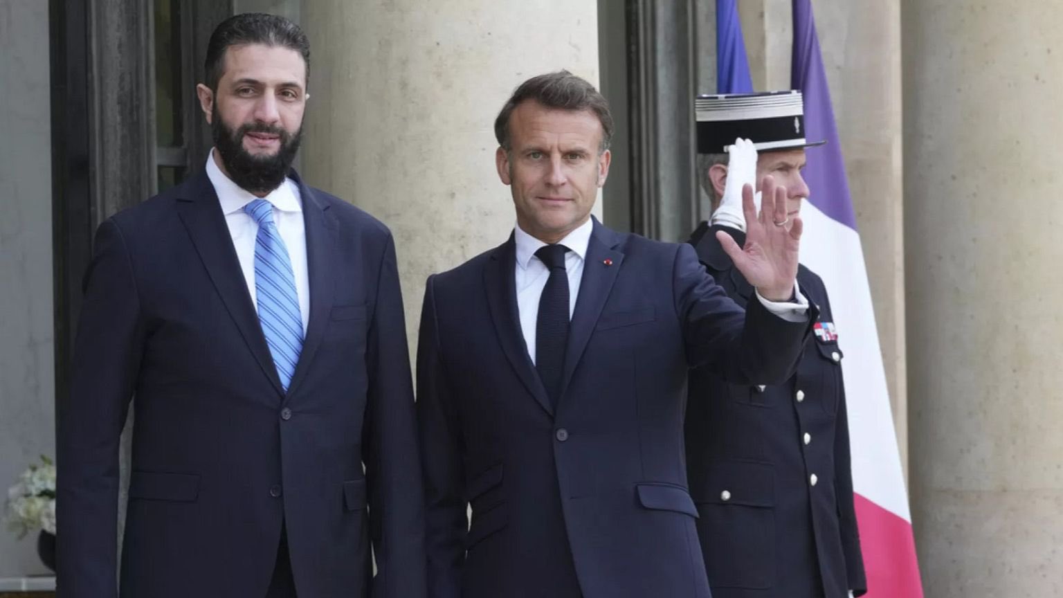Macron’dan Şara’ya: SDG ile iyi niyetli müzakereler ilerlemeli