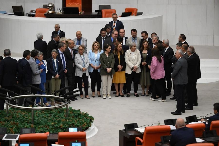 CHP’li vekiller Meclis kürsüsünü işgal etti: Genel Kurul kapandı