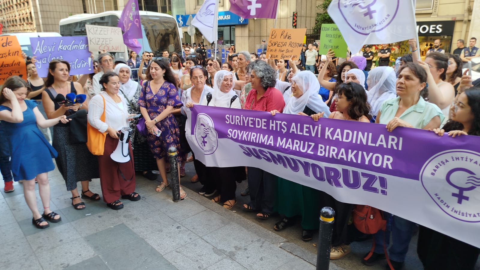 Kadınlar Suriye’de Alevi kadınlara yönelik saldırılara karşı sokaktaydı