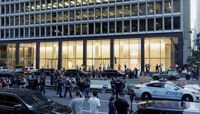 New York’ta gökdelene silahlı baskın: 1’i polis 4 kişiyi öldürdü, ardından intihar etti