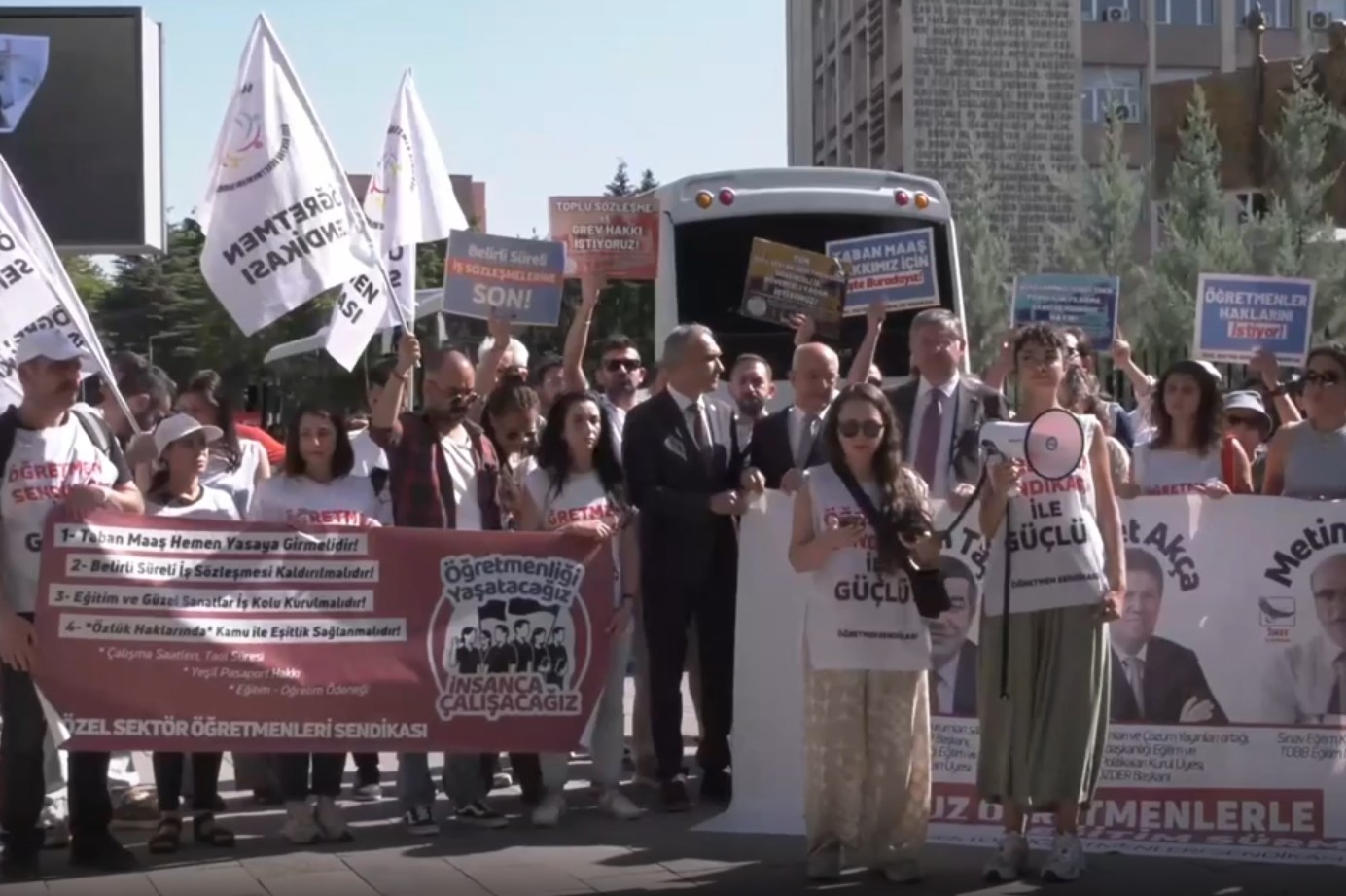 Özel Sektör Öğretmenleri Sendikası MEB önündeydi: Özeldeki öğretmenin kanayan yarası büyüyor
