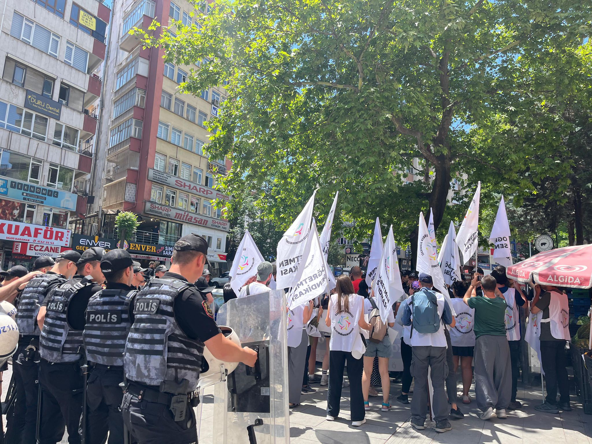 Büyük Öğretmen Yürüyüşü’ne Ankara’da polis müdahalesi: Gözaltılar var