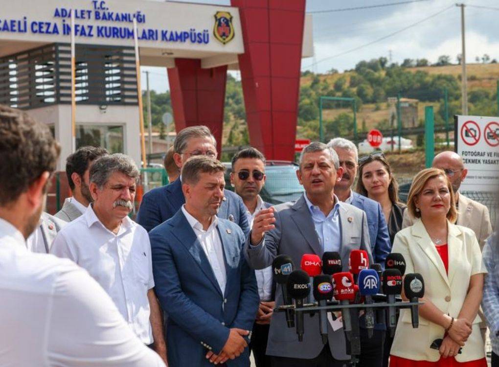 Özgür Özel Figen Yüksekdağ’ı ziyaret etti: Dayanışma duygularıyla ayrılıyorum