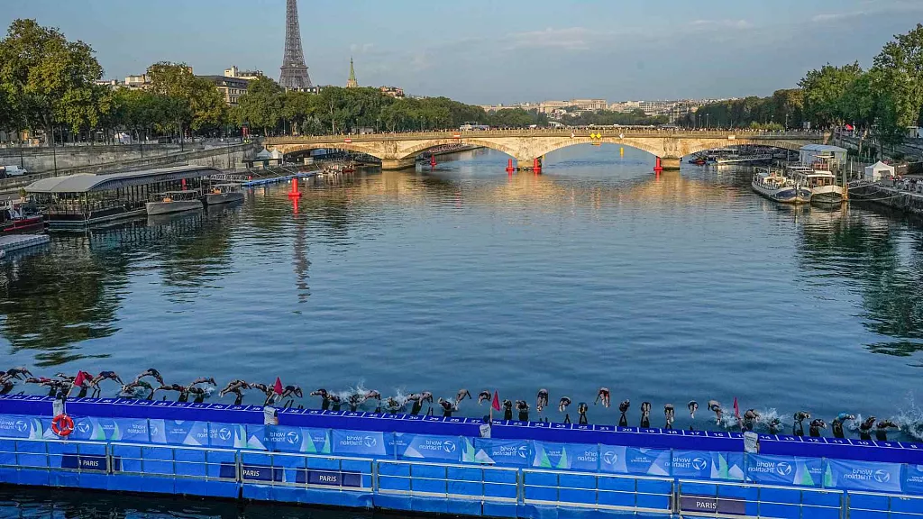 Paris’teki Seine Nehri’nde yüzme yasağı sona erdi