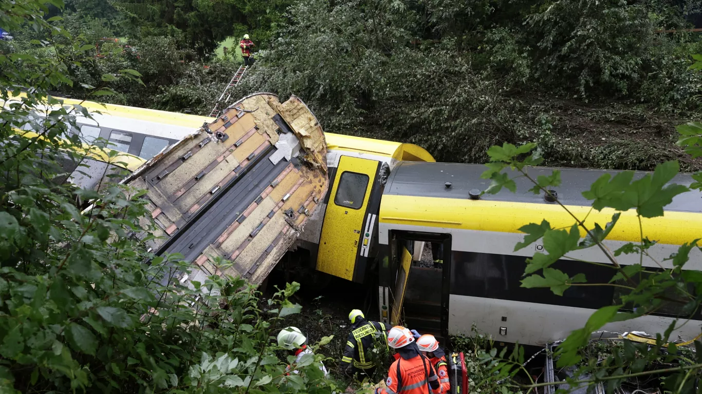 Almanya’da tren raydan çıktı: En az 3 kişi hayatını kaybetti