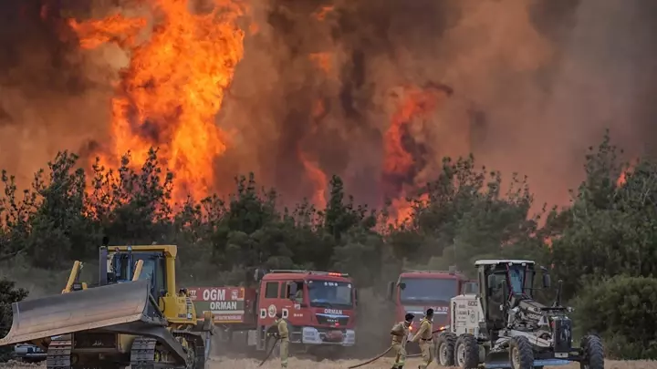 Tekirdağ ve Balıkesir’de yangın: Bin 320 kişi tahliye edildi